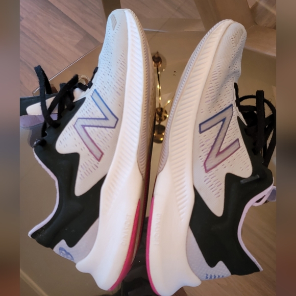 Women's New Balance Dynasoft Pesu V1 Running Shoe - Picture 7 of 8